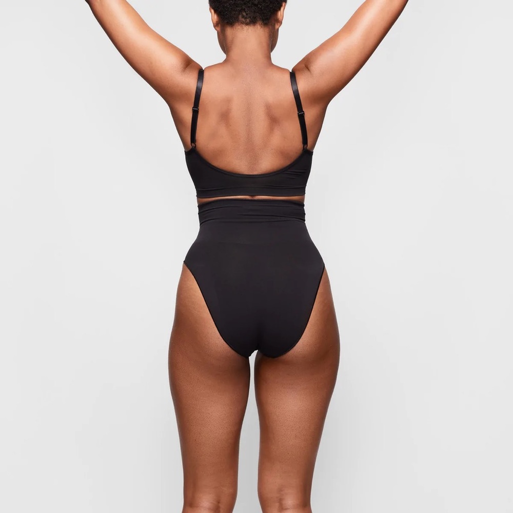 SKIMS NEW Black Sculpting Bra!! - Picture 5 of 10